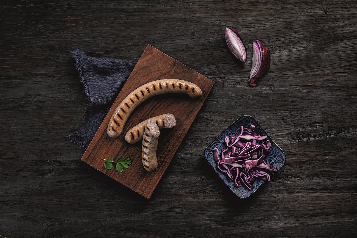 Hybride Bratwurst mit Rotkohl