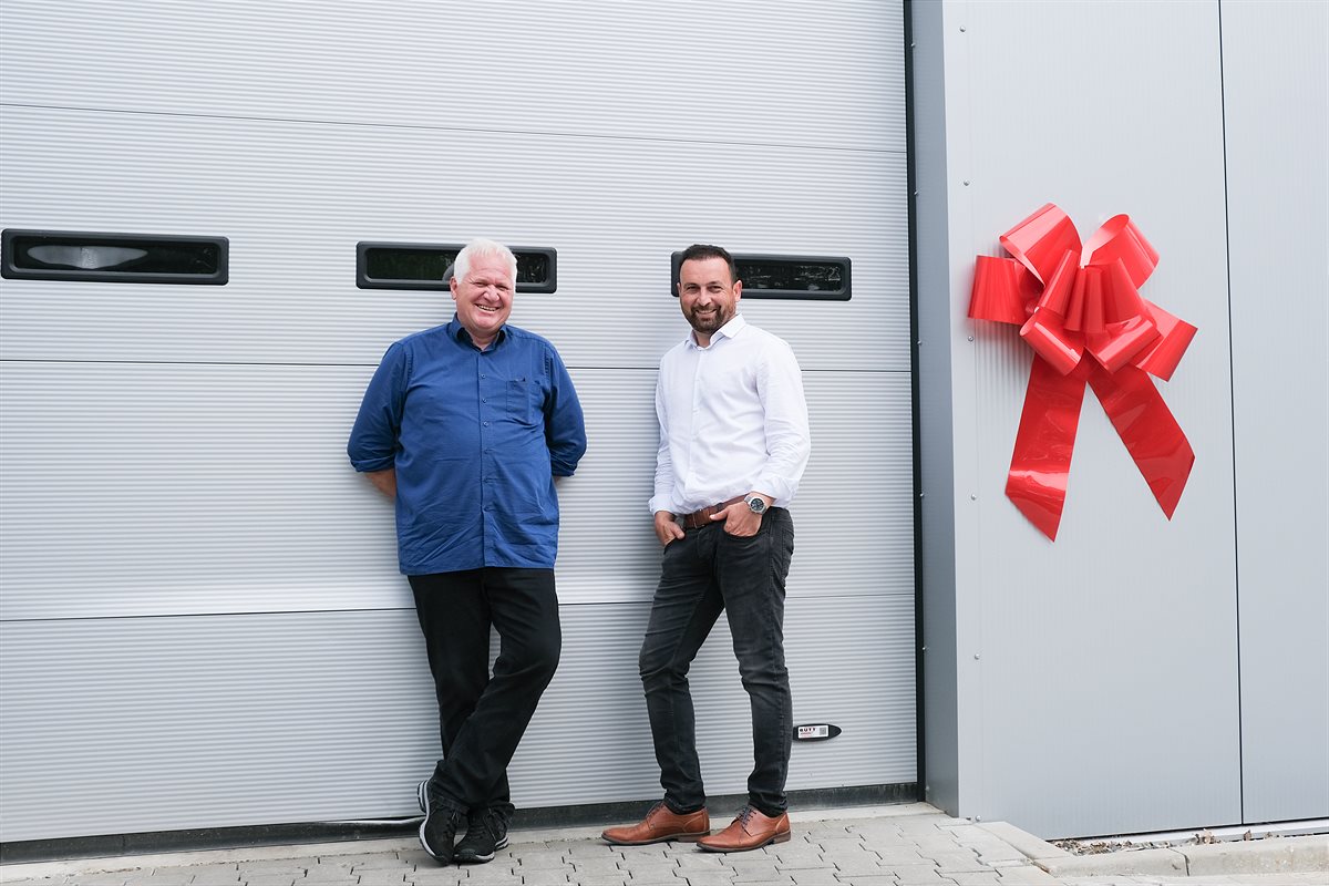 Freuen sich über mehr Platz und noch mehr Möglichkeiten: Manfred Gostner (Operations Director) und Ali Karaman (Site Manager Sittensen). (vlnr)