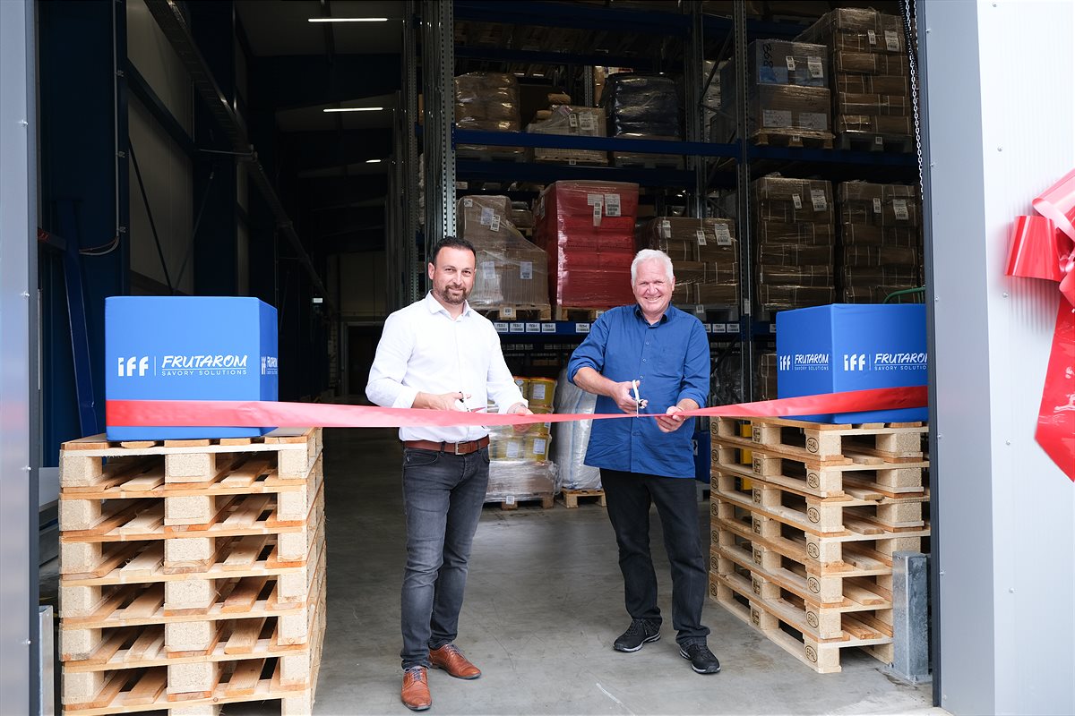 Freuen sich über mehr Platz und noch mehr Möglichkeiten: Ali Karaman (Site Manager Sittensen) und Manfred Gostner (Operations Director). (vlnr)