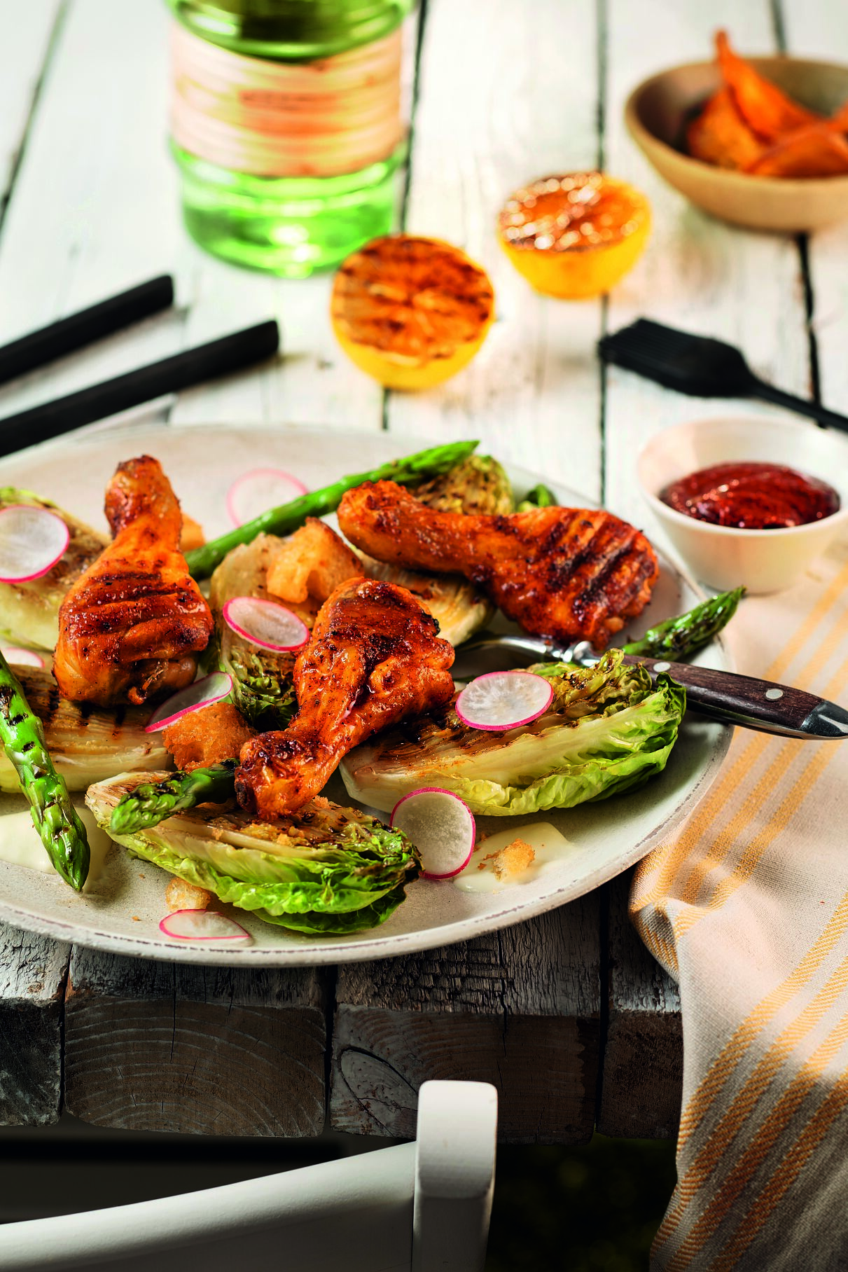 Chicken Drumsticks mit gegrilltem Salat und Caesar Dressing gelingen mit der neuen Grilled Chicken Marinade kinderleicht.