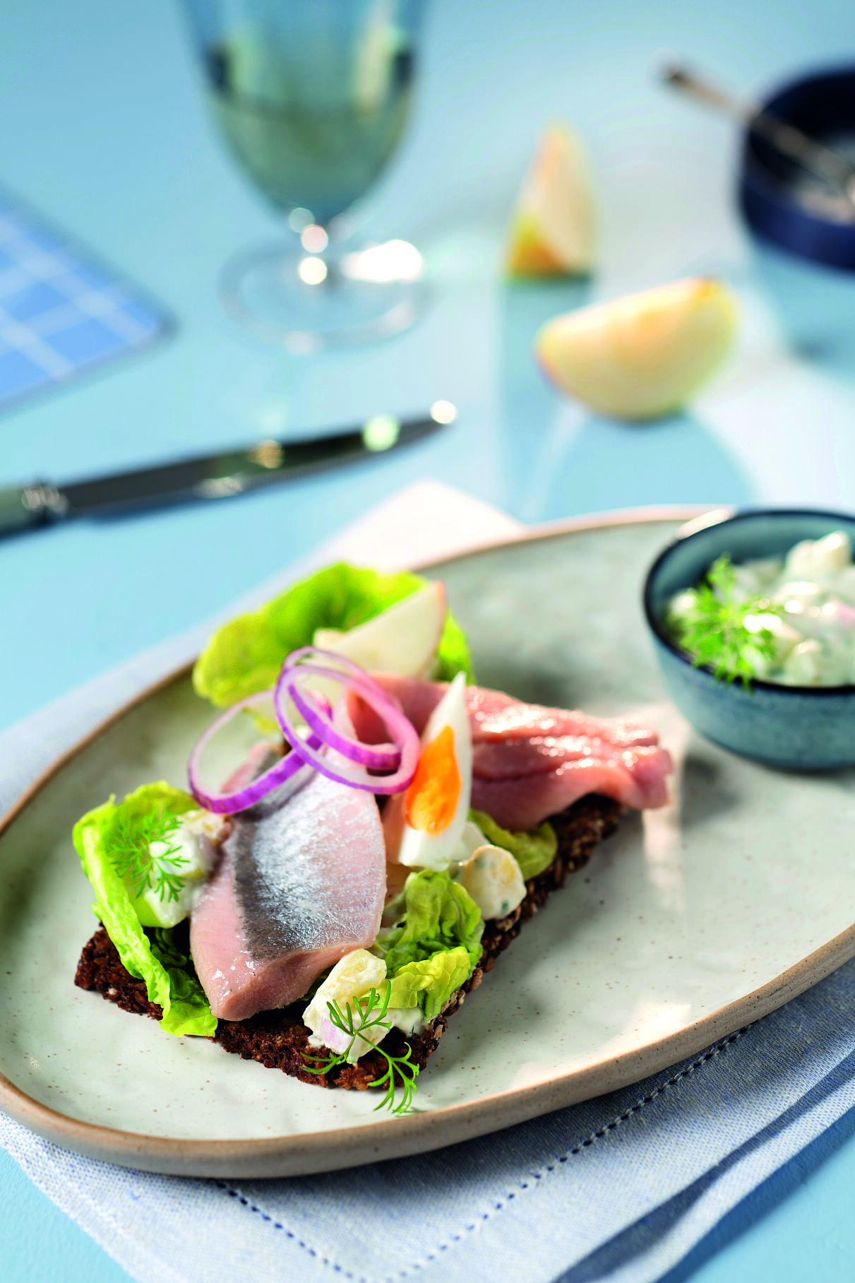 Matjesfilet auf rustikalem Schwarzbrot