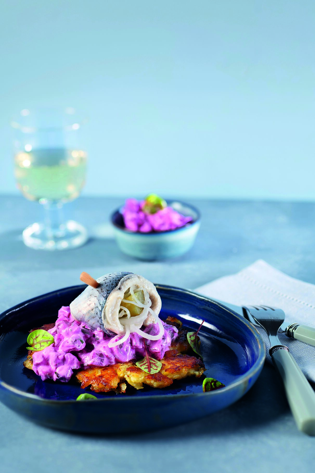 Heringsrolle auf knusprigen Kartoffelrösti